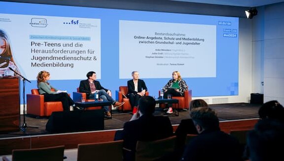 Ansicht: Zwischen Kinderprogramm & Social Media: Pre-Teens und die Herausforderungen für Jugendmedienschutz und Medienbildung