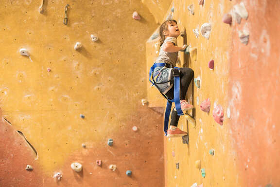 (c) Elena Yakusheva/Shutterstock.com Ansicht: Jugendschutz: Im Mittelpunkt das Kind