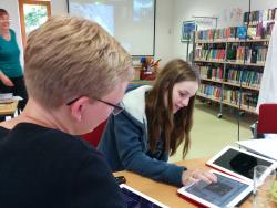 Jugendliche üben an den Tablet-PCs